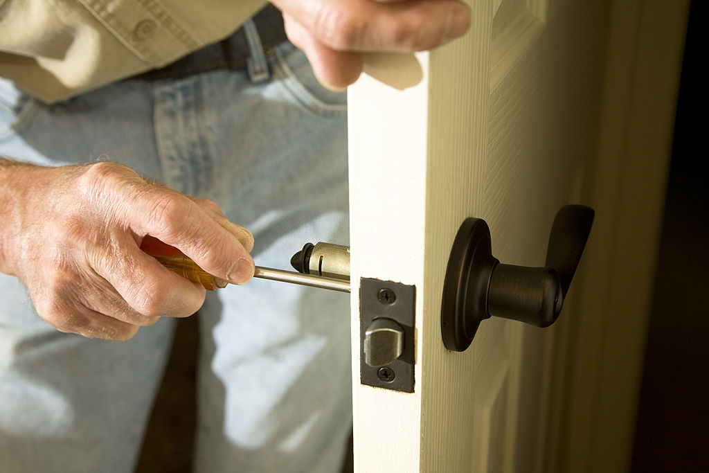 The technician repairs door handle 